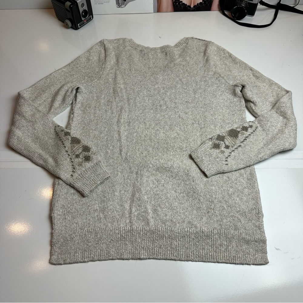 Hollister V-Neck Sweater in Light Gray with Pattern - Picture 8 of 11